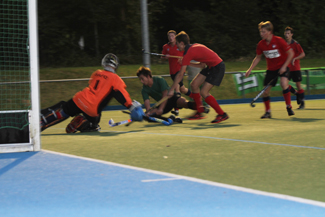 ein tolles Thomann-Tor: das 1:0 für den THC Hanau im Pokalfinale Feld 2012 der MJA